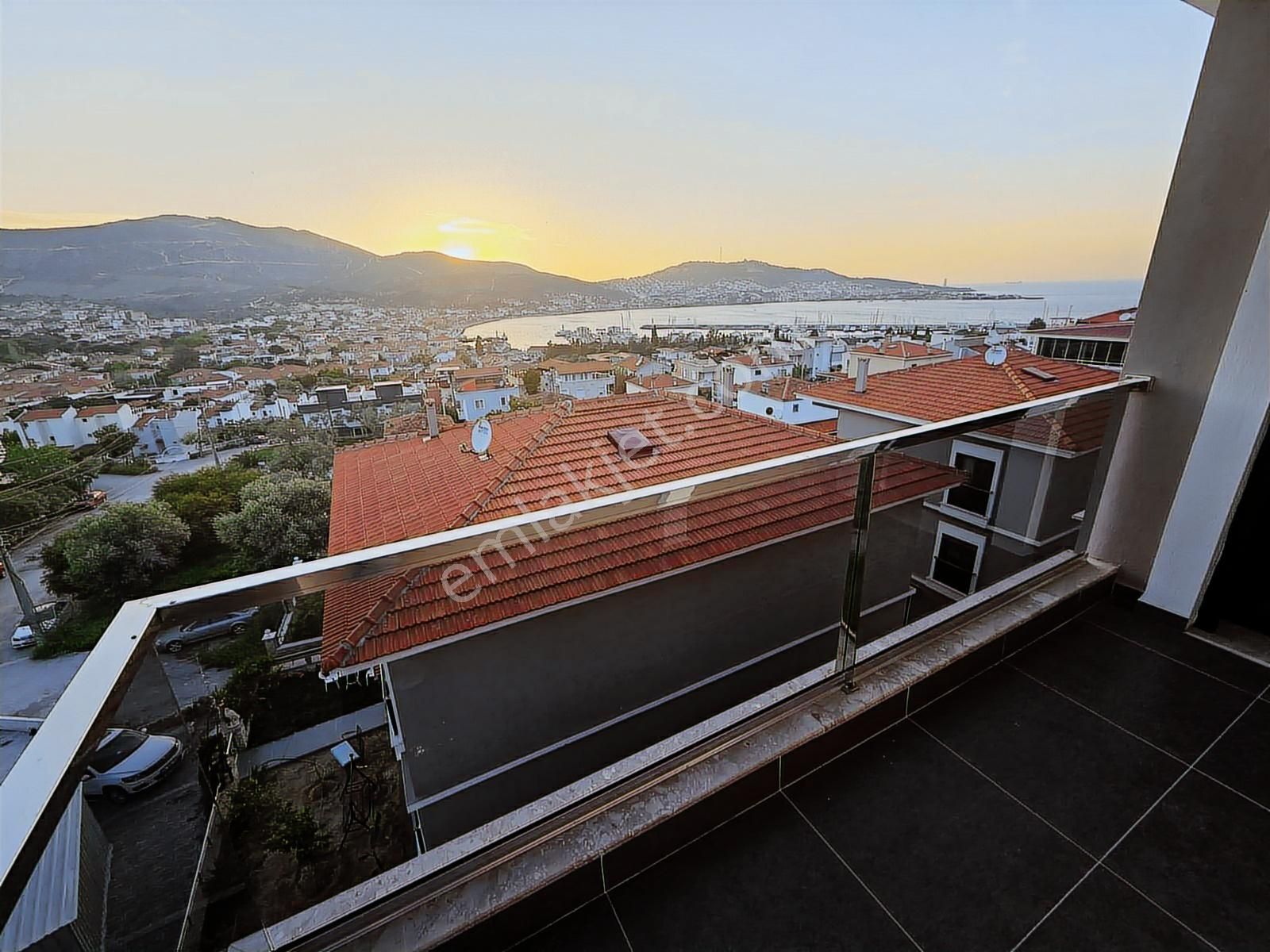 Yenifoça'da Panoramik Deniz Manzaralı Satılık Sıfır 5+1 Villa