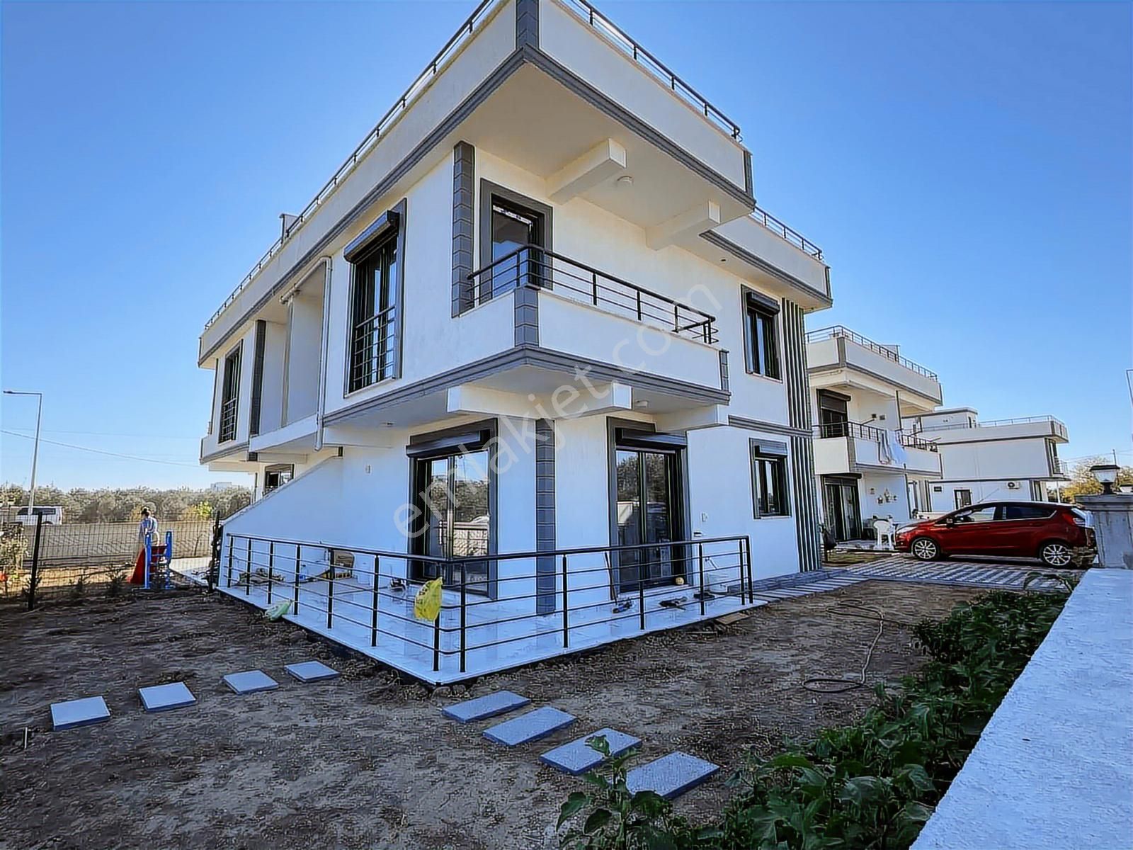 Denize Yakın Satılık 3+1 İskanı Alınmış Köşe Parsel Villa - Görsel 3