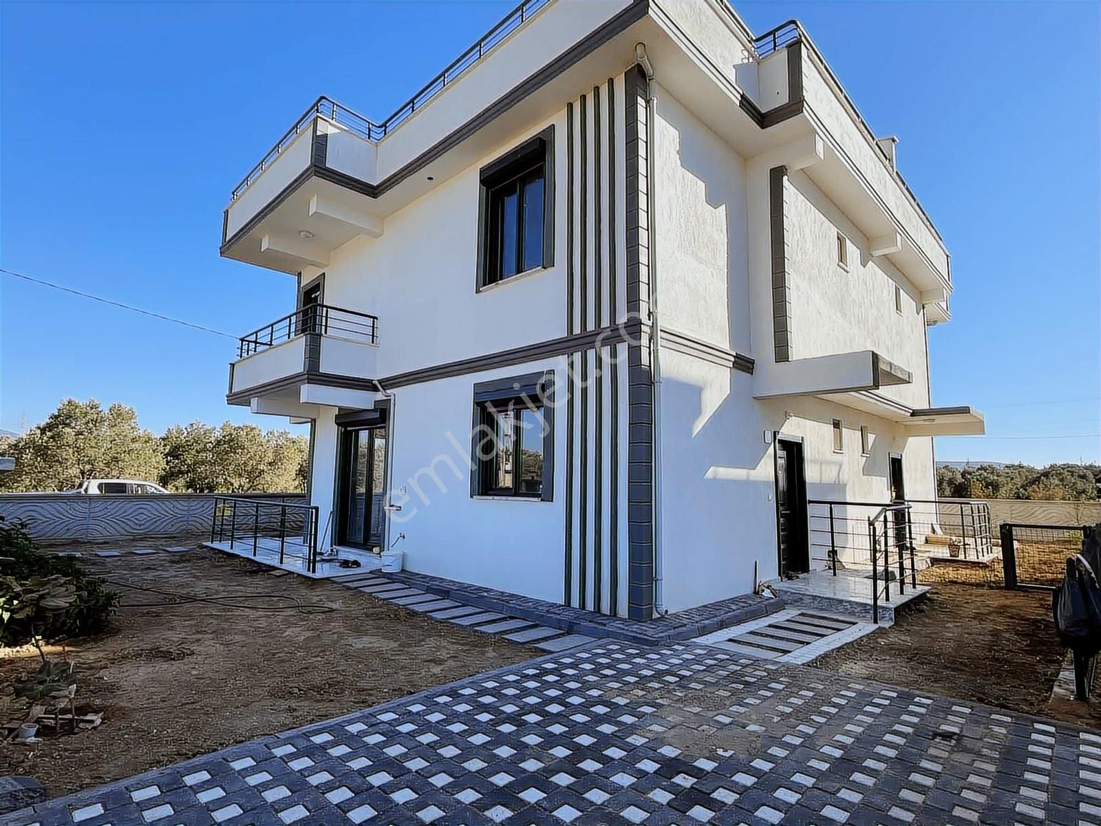 Denize Yakın Satılık 3+1 İskanı Alınmış Köşe Parsel Villa