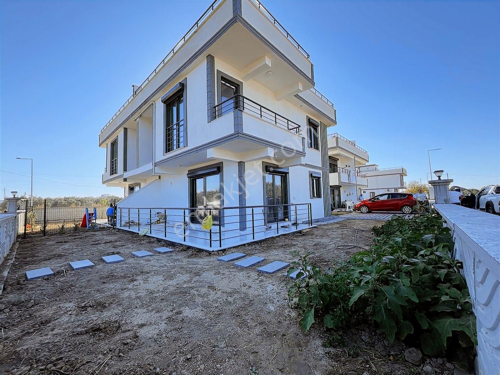 Denize Yakın Satılık 3+1 İskanı Alınmış Köşe Parsel Villa - Görsel 17