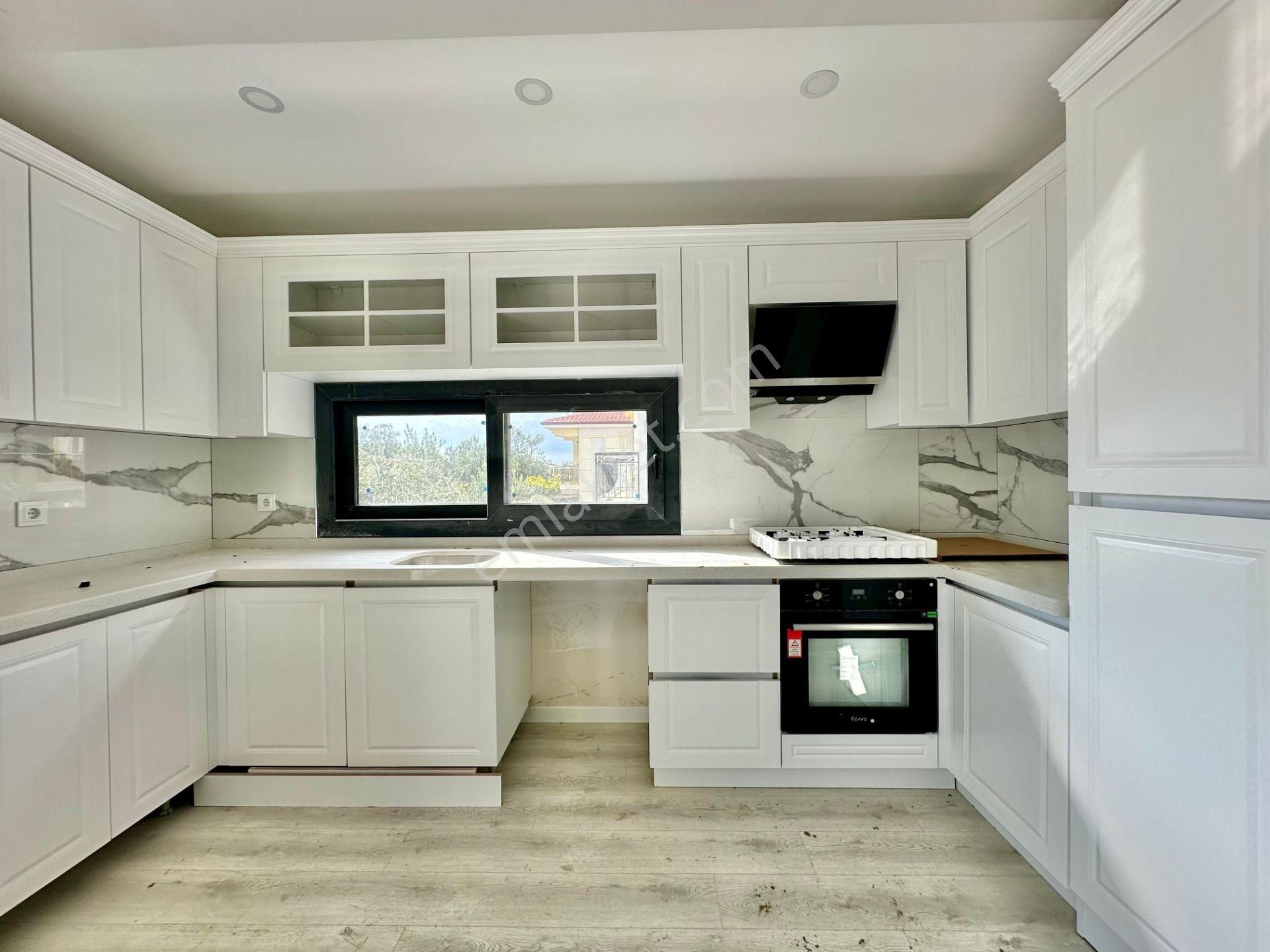 ꧁ay Emlaktan꧂küçükkuyu Mıhlı'da Lüks Butik Sitede Denize 300 M Bahçe Kullanımlı Satılık 2+1 Daire - Görsel 14