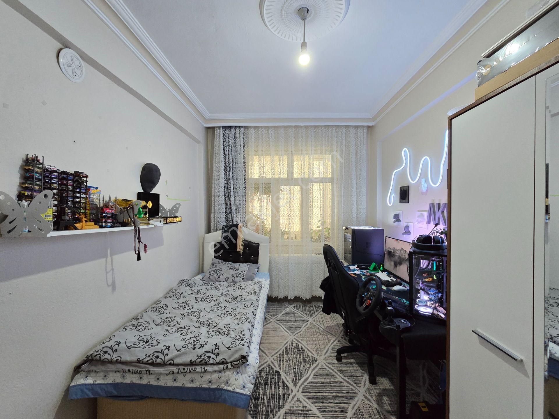 Alemdar Caddesine Cephe Merkezi Lokasyonda Bakımlı 3+1 Daire - Görsel 40