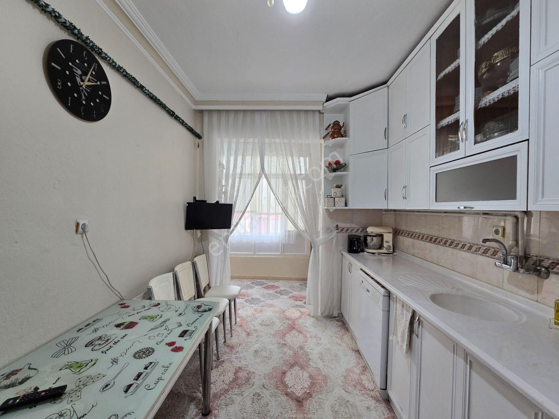 Alemdar Caddesine Cephe Merkezi Lokasyonda Bakımlı 3+1 Daire - Görsel 12