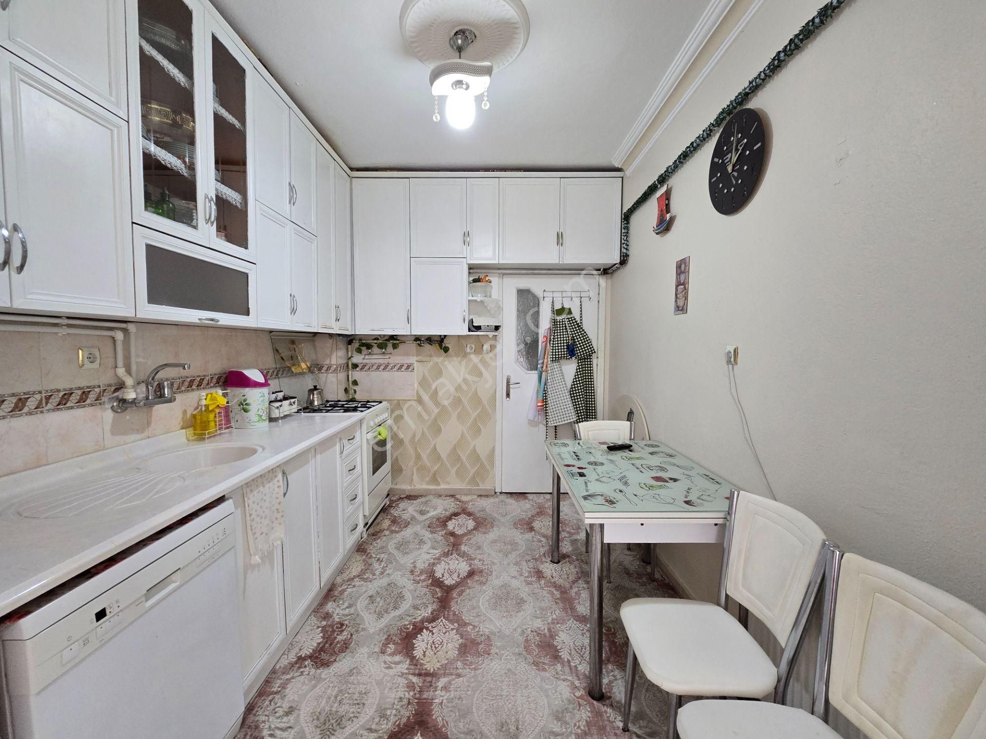 Alemdar Caddesine Cephe Merkezi Lokasyonda Bakımlı 3+1 Daire - Görsel 15