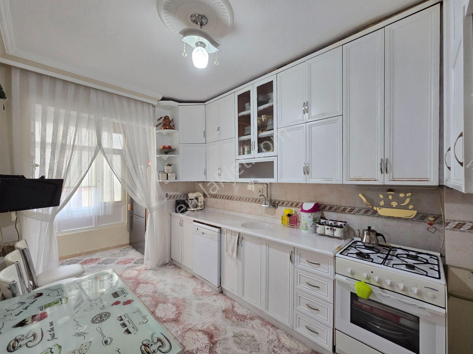 Alemdar Caddesine Cephe Merkezi Lokasyonda Bakımlı 3+1 Daire