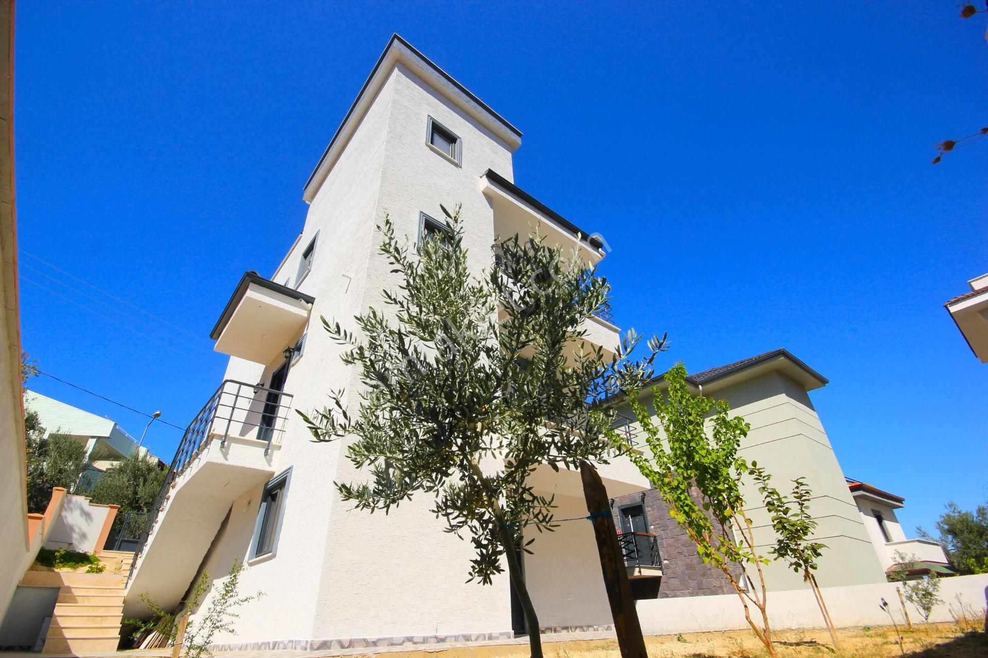 Aktiften Pelitköyde En Nezih Muhitinde Lüks 6+2 Manzaralı Satılık Villa