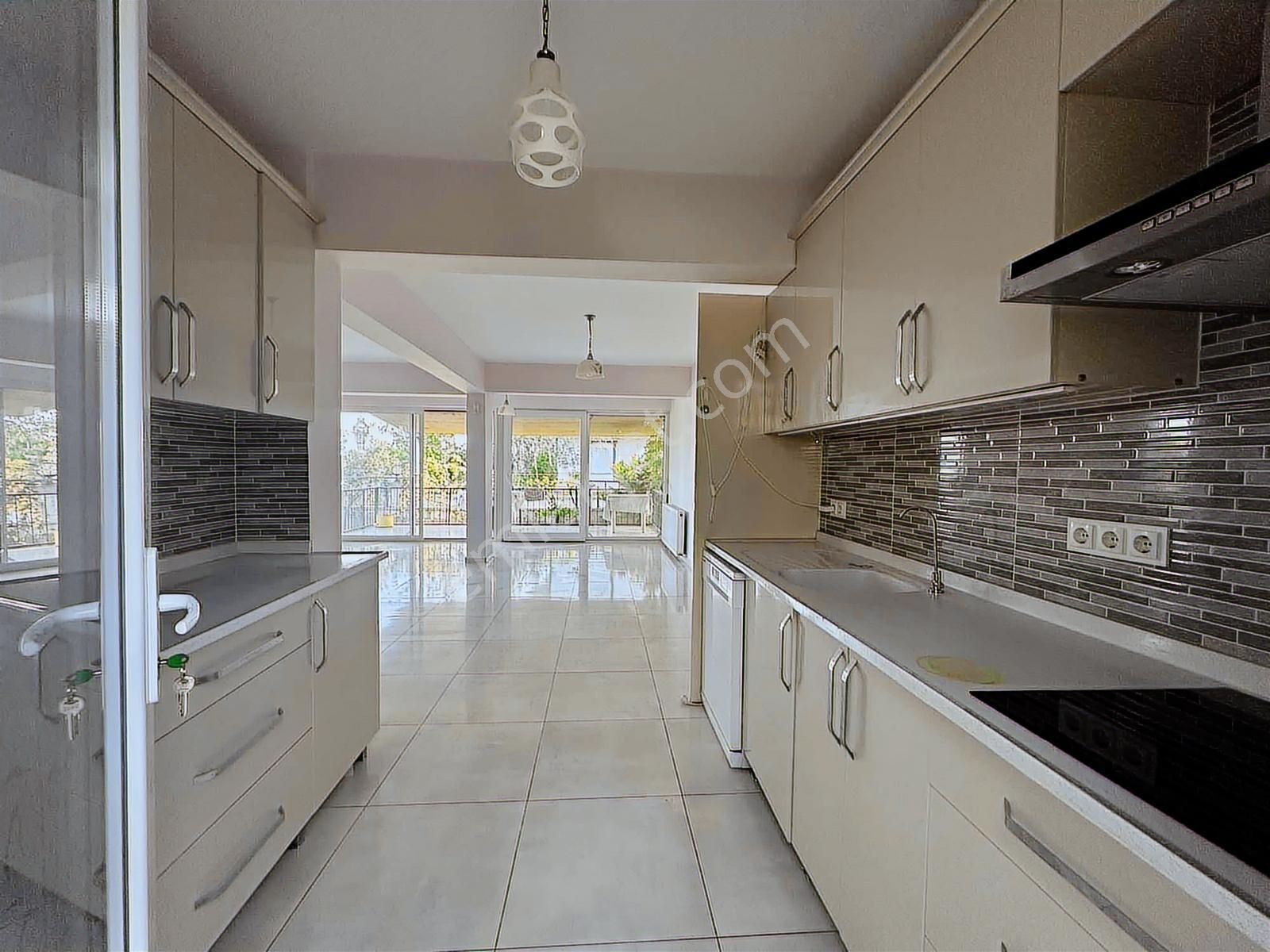 Ayvalık Sarımsaklı'da Önü Açık Bahçeli 3+1 Kiralık Villa - Görsel 5