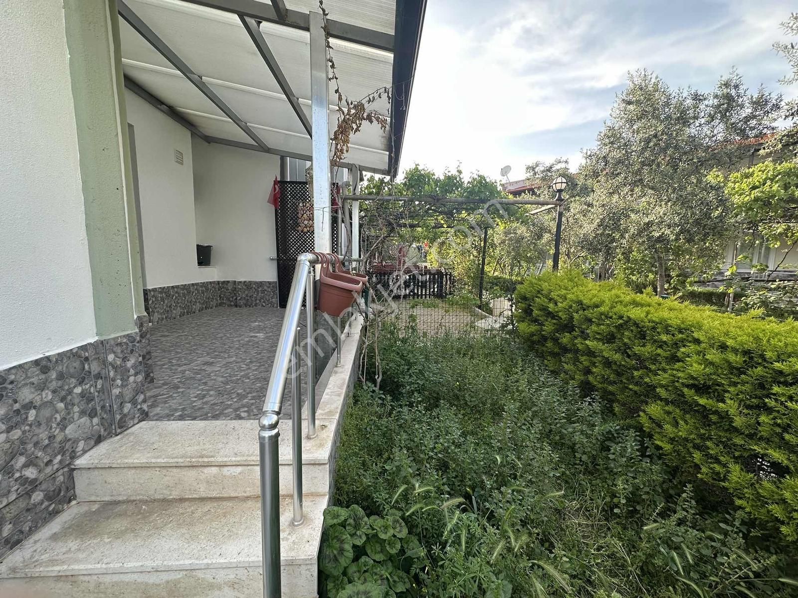 Ayvalık Sarımsaklı'da Önü Açık Bahçeli 3+1 Kiralık Villa - Görsel 8