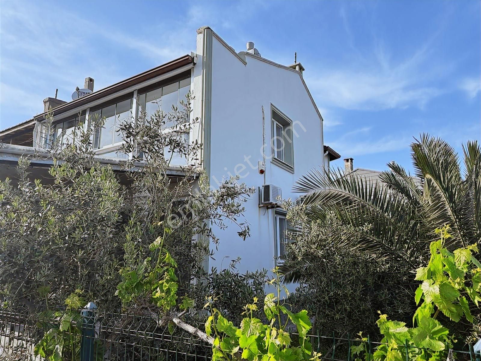 Ayvalık Sarımsaklı'da Önü Açık Bahçeli 3+1 Kiralık Villa