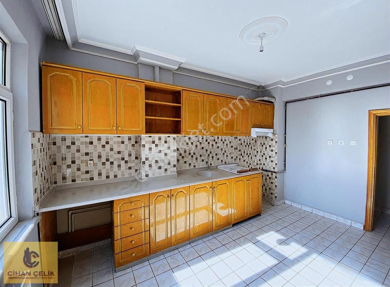 Cihan Çelikten Akşemsettinde Site İçi Açık Otoparklı Arakat 3+1 - Görsel 2