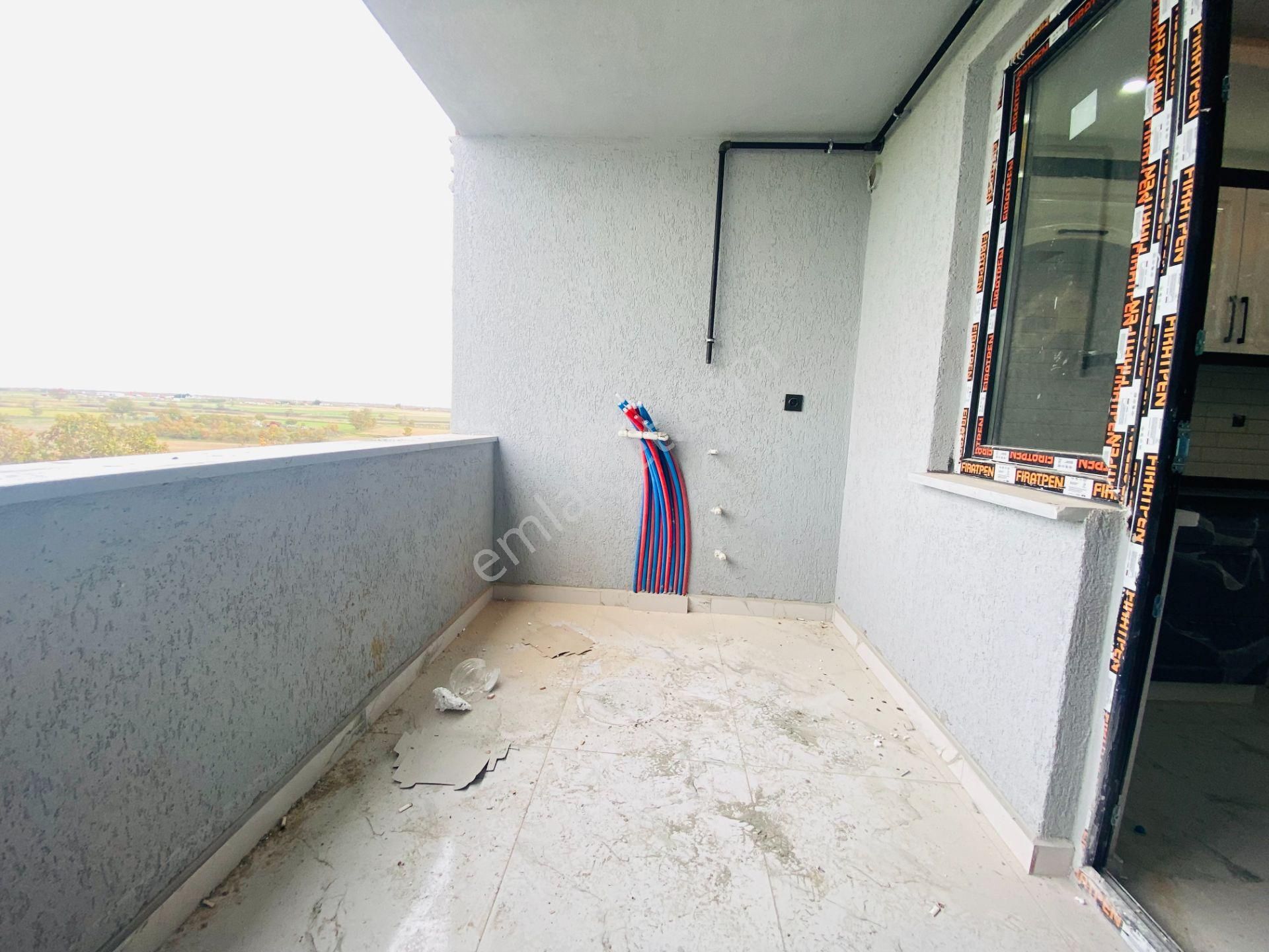 Güven'den Kapaklı'da Caddeye Yakın,k.otoparklı Ara Kat 3+1 Daire - Görsel 3