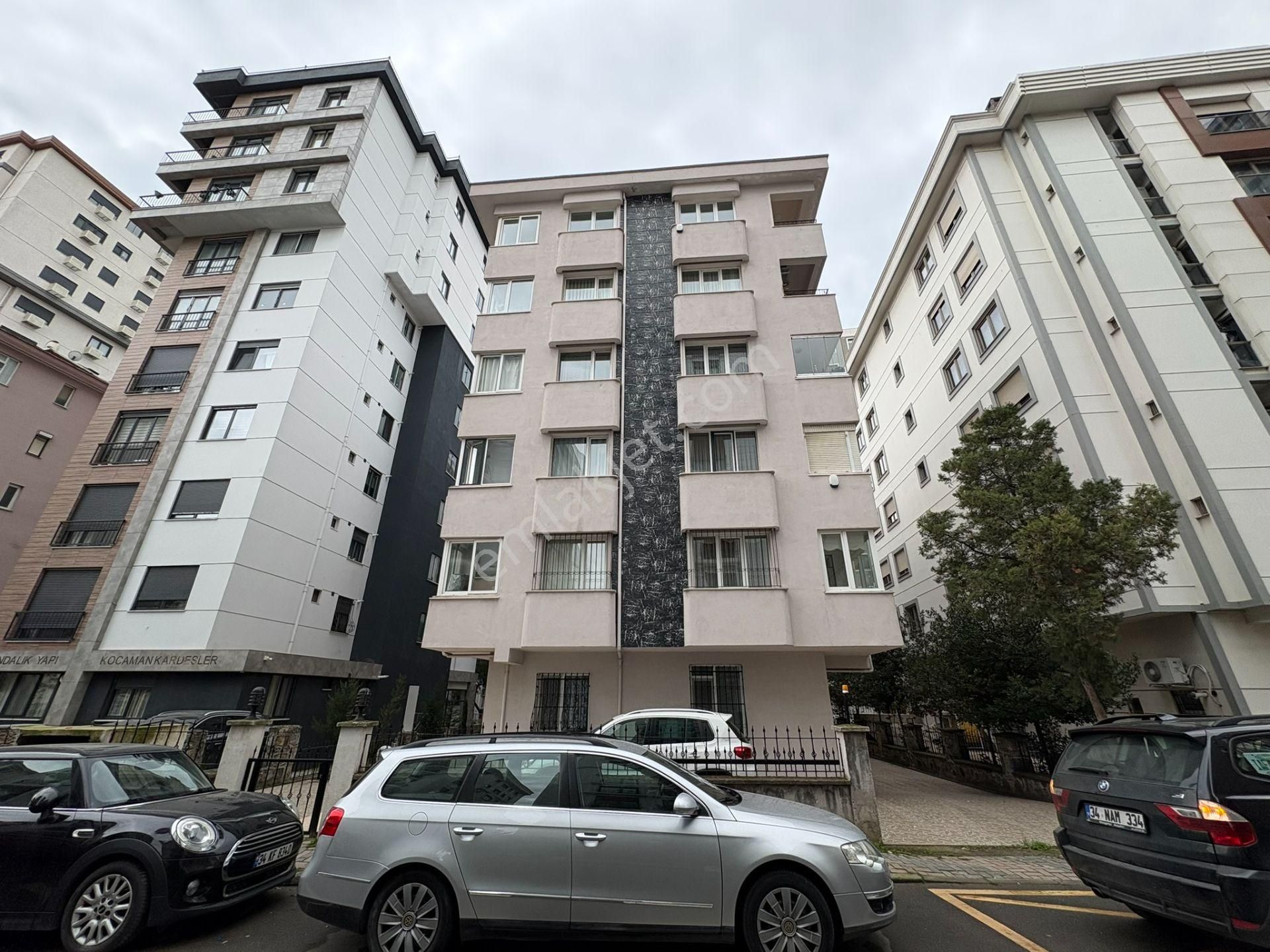 Bostancı'da Ebeveyn Banyolu Metroya Yakın Kocayol Cad. Komşu 3+1