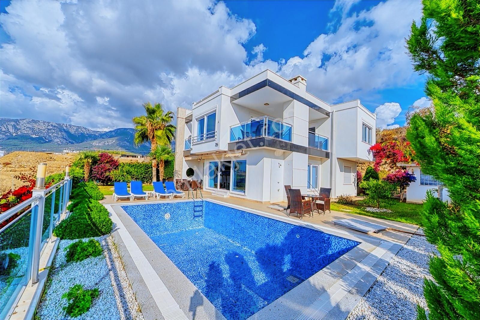 Kargıcakta Deniz Manzaralı, Müstakil Havuzlu, Eşyalı 4+1 Villa