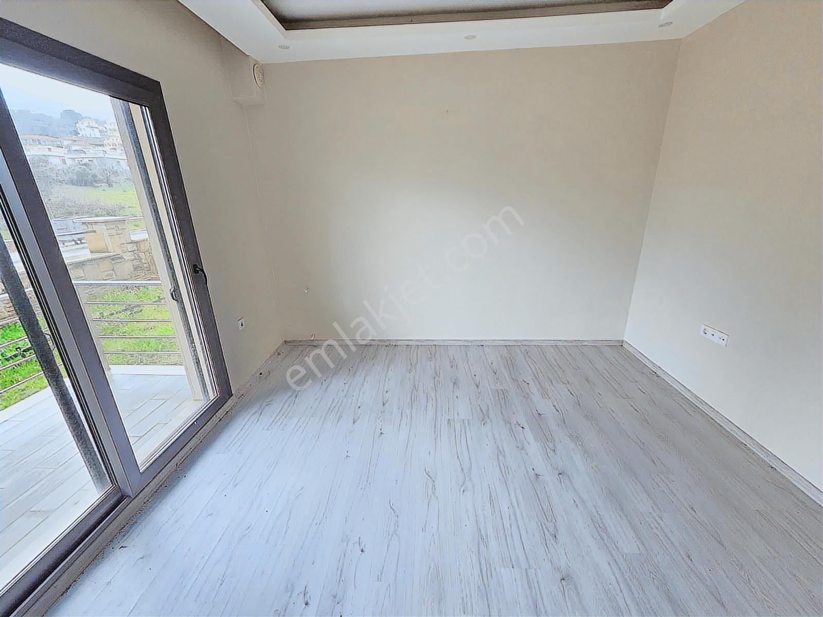 Yenifoça'da Merkeze Yakın Önü Açık Satılık Zemin Kat 1+1 Daire - Görsel 11