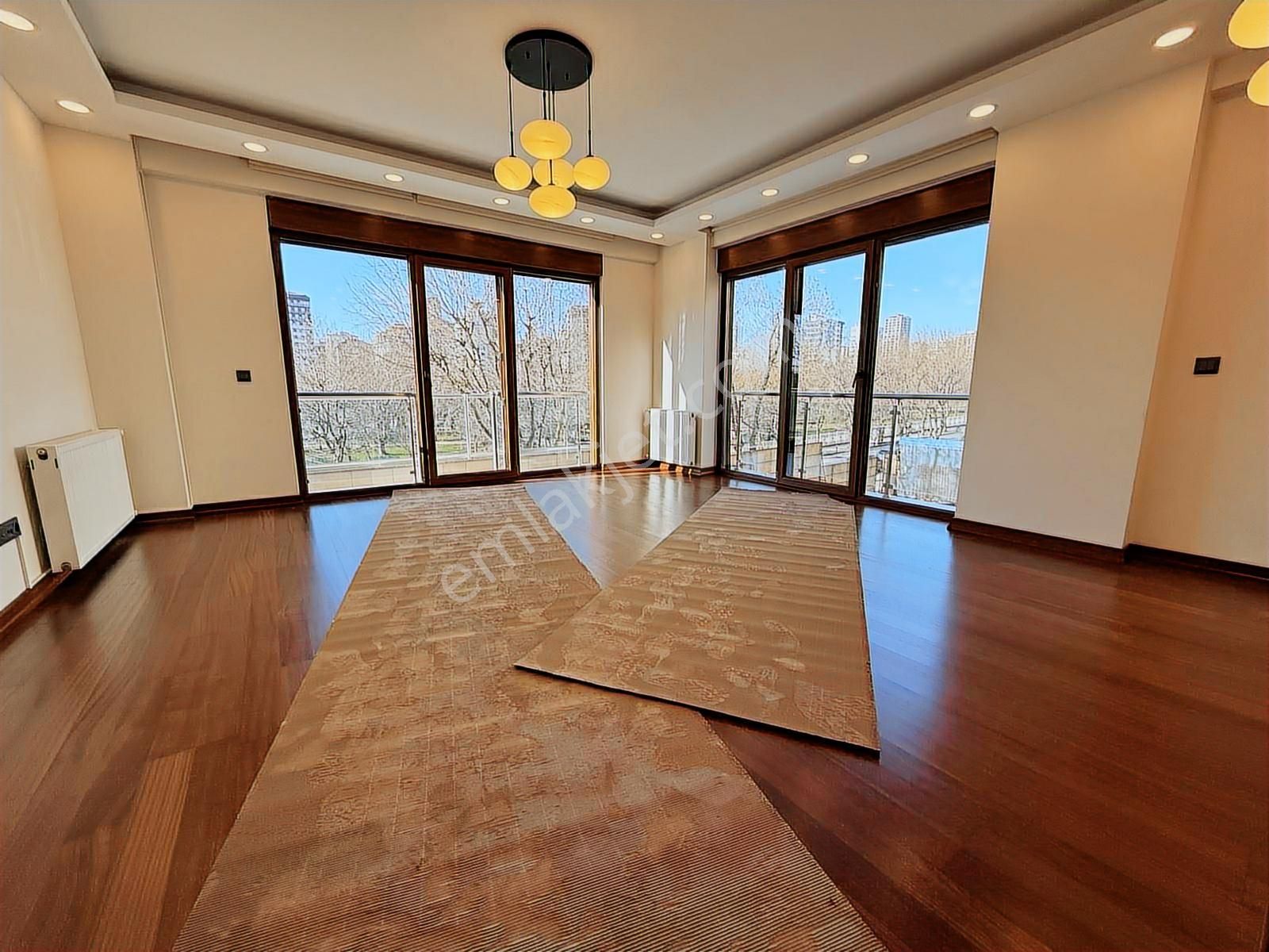 Utku'dan Caddebostan 60.yıl Park Manzaralı Balkonlu 2+1 Daire