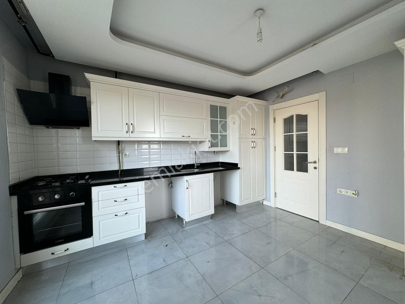 Tellidere Blv Üzeri/9yaş/site/3+1/k.mutfak/ç.banyo/g.odalı/havuz