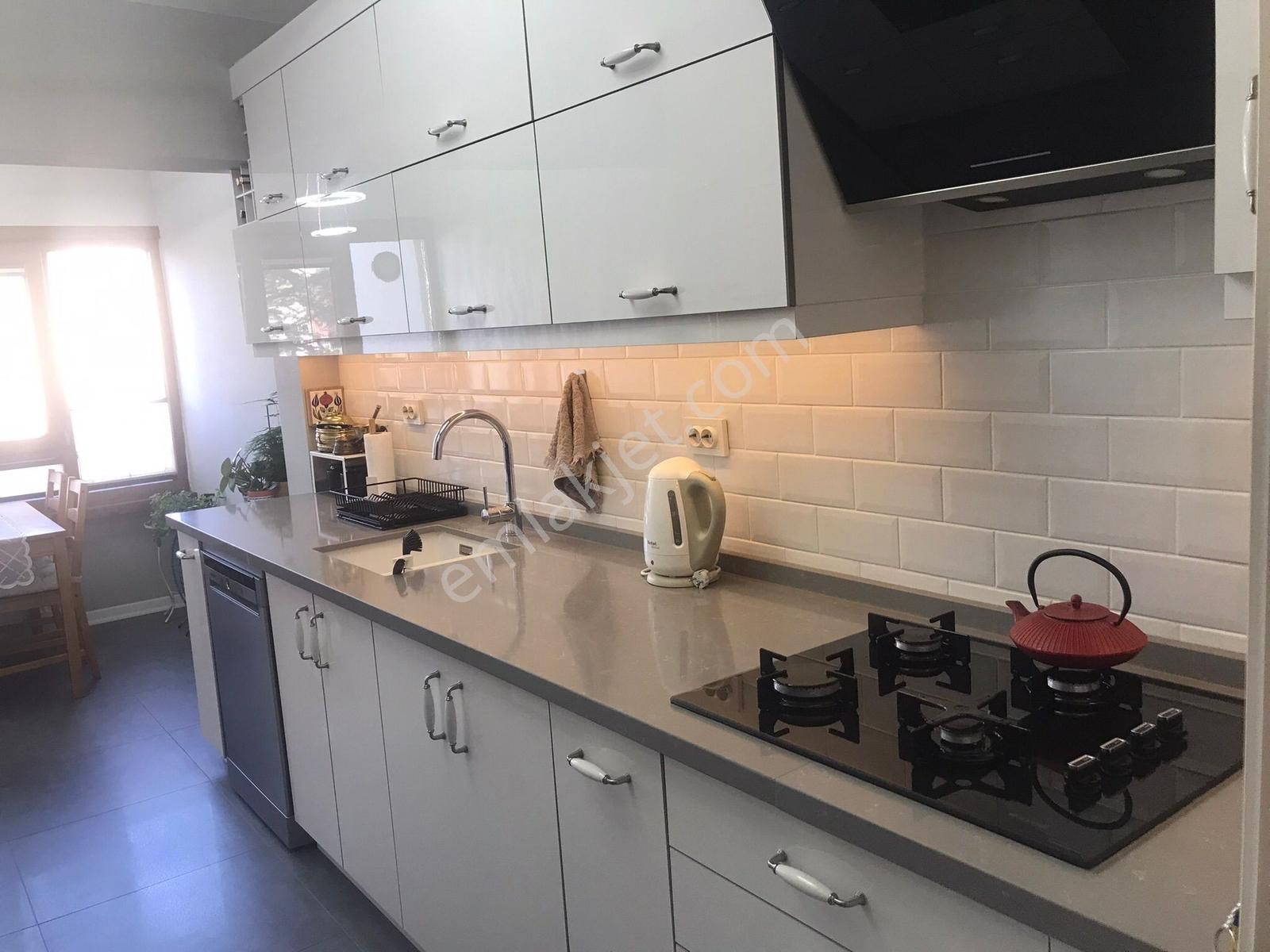 Koru Metro Karşısı Mükemmel Konumda Lüx Yapılı Ara Kat 3+1