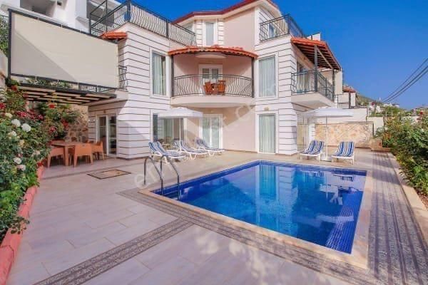 Deniz Manzaralı Süresiz Turizm Belgeli Satılık 2 Adet 4+1 Villa