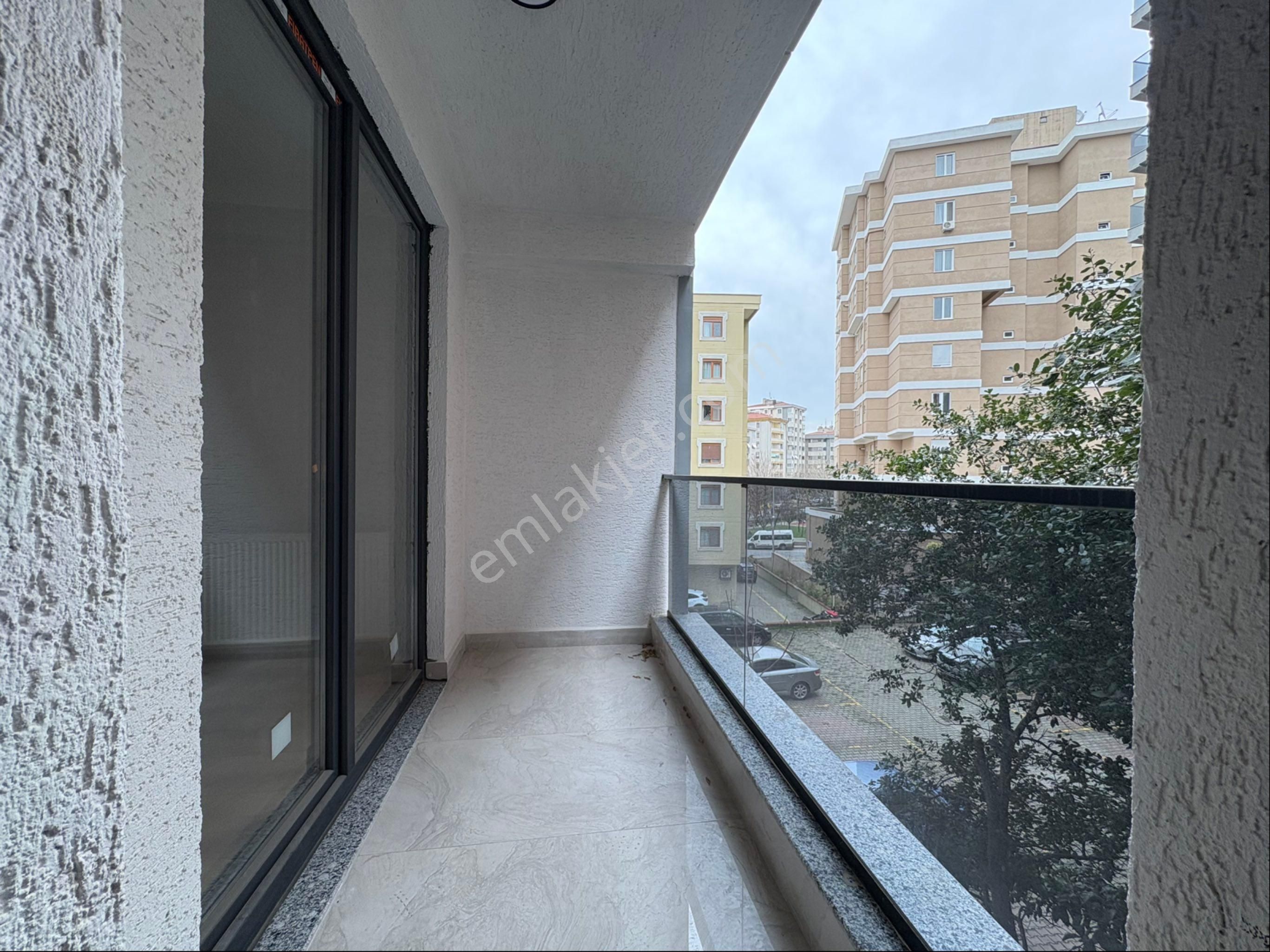 Göztepede F.kerim Gökay Cad. Üzeri Açık Ve Kapalı Otoparklı 3+1 - Görsel 8