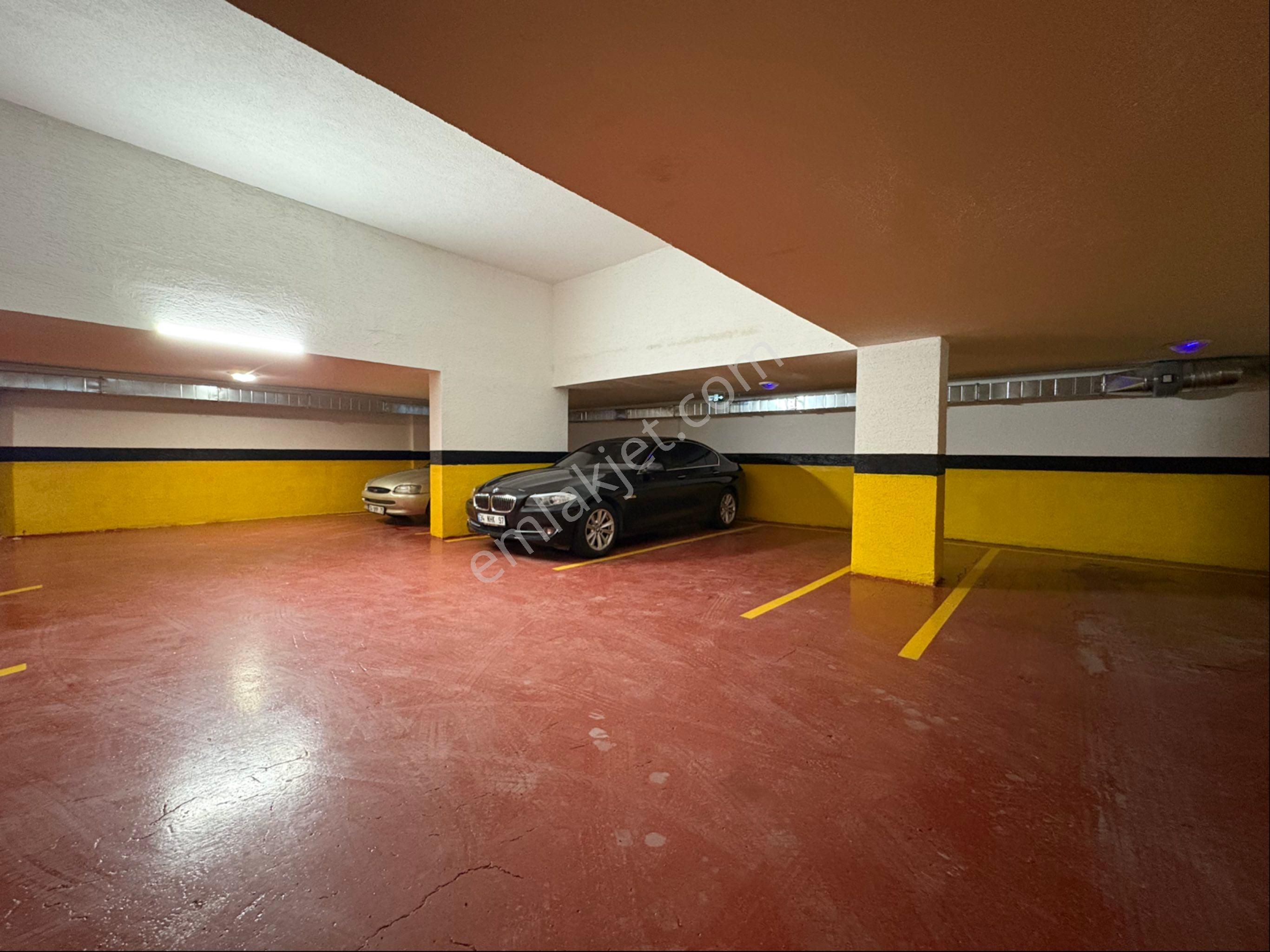 Göztepede F.kerim Gökay Cad. Üzeri Açık Ve Kapalı Otoparklı 3+1 - Görsel 30