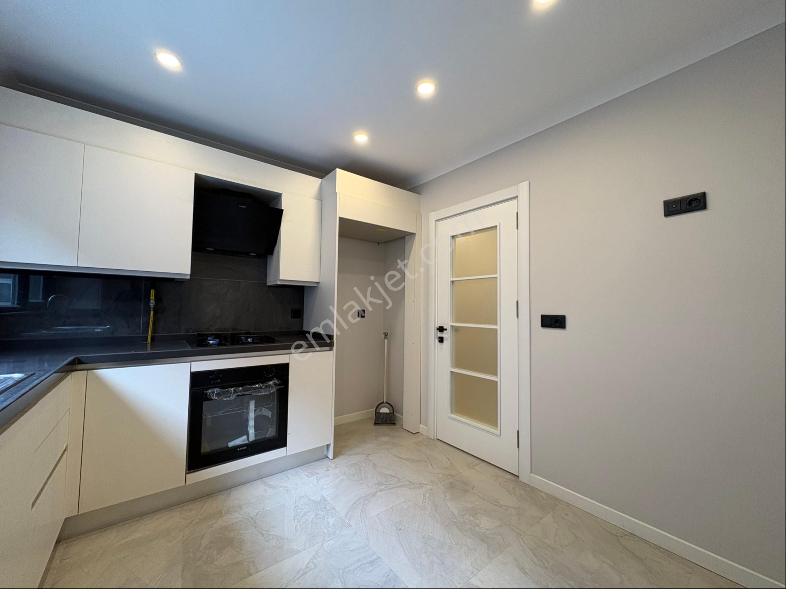 Göztepede F.kerim Gökay Cad. Üzeri Açık Ve Kapalı Otoparklı 3+1 - Görsel 11