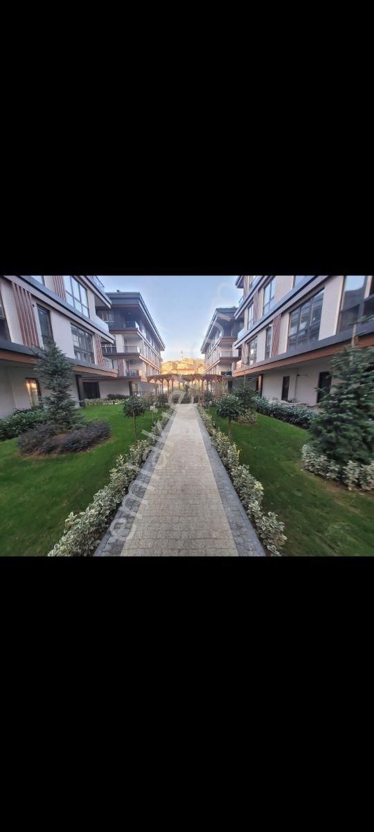Beylerbeyinde Havuzlu Sıfır Sitede Satılık 2+1 Daire