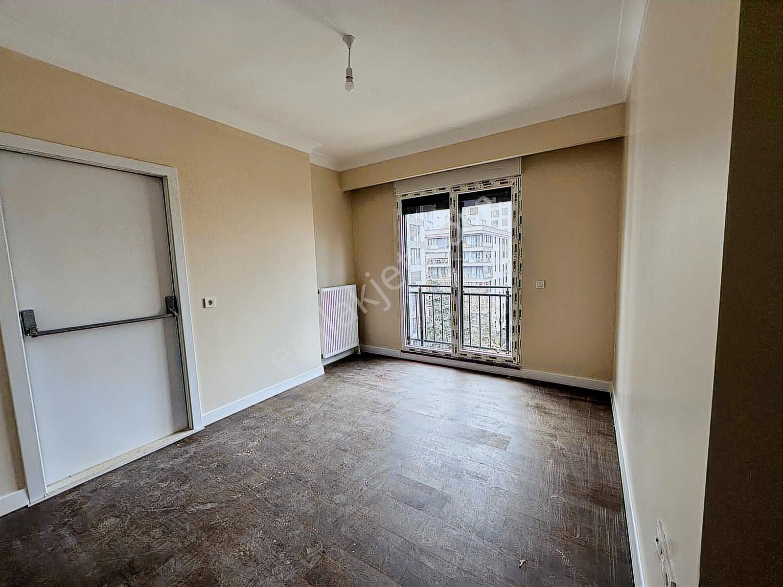 Erenköy Taşmektep Sokakta Aydınlık Balkonlu Satılık Daire - Görsel 3