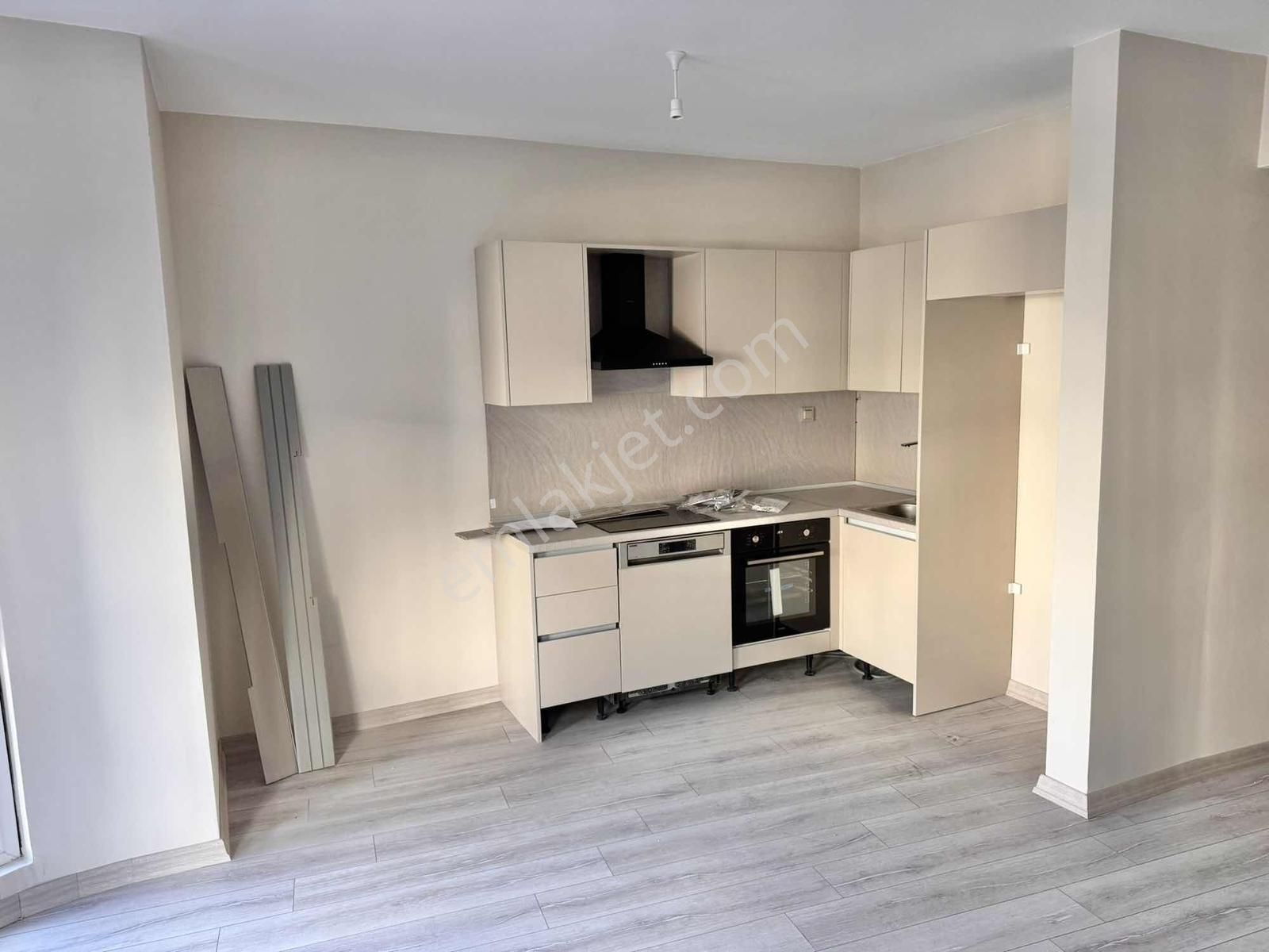 Gerçek Meydan Cepheli 1. Kat Cumbalı 1+1 - Görsel 4