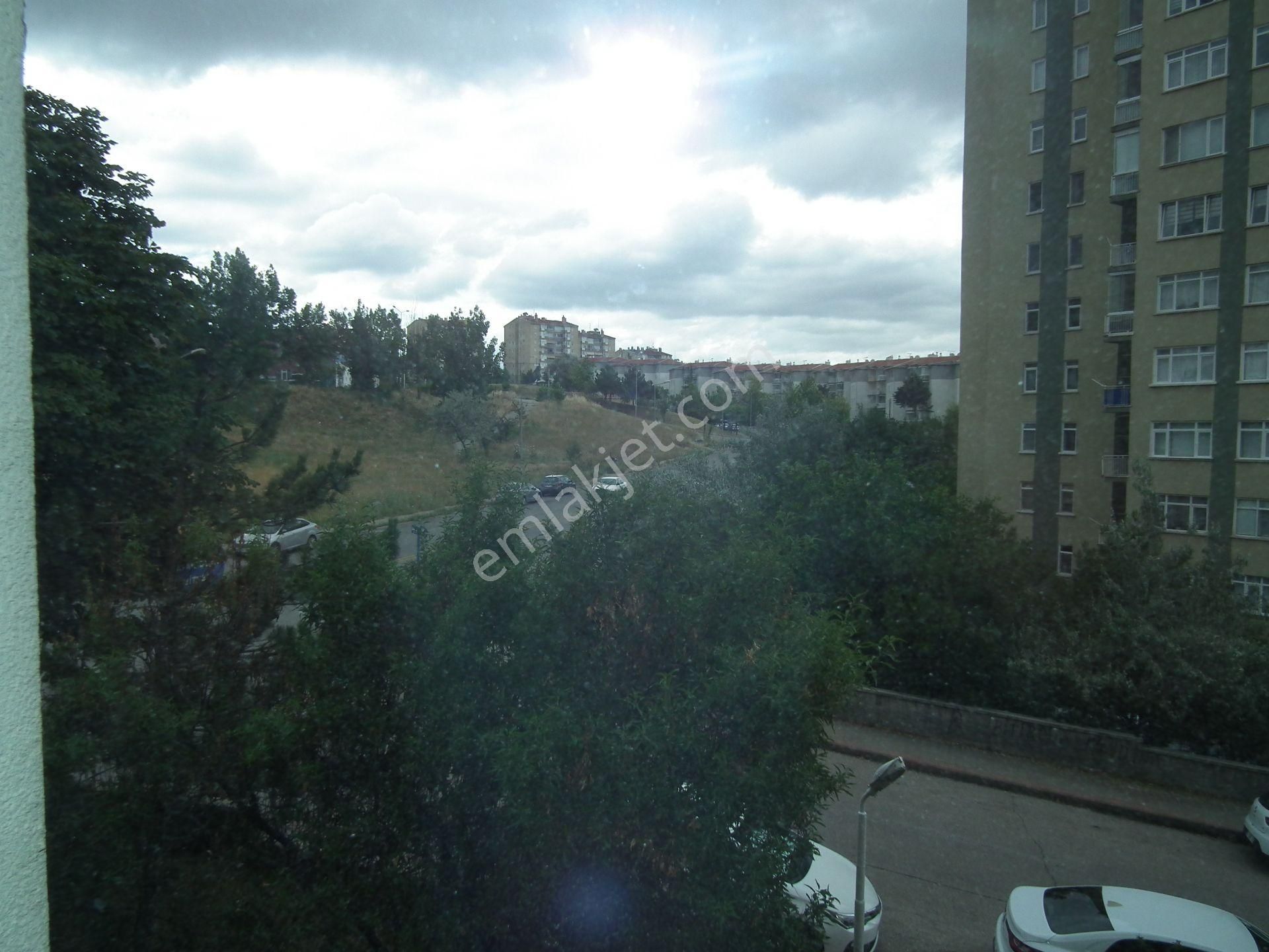 Kiralık 3+1 Daire- Metro Yanında- Güzel Lokasyonda - Görsel 11