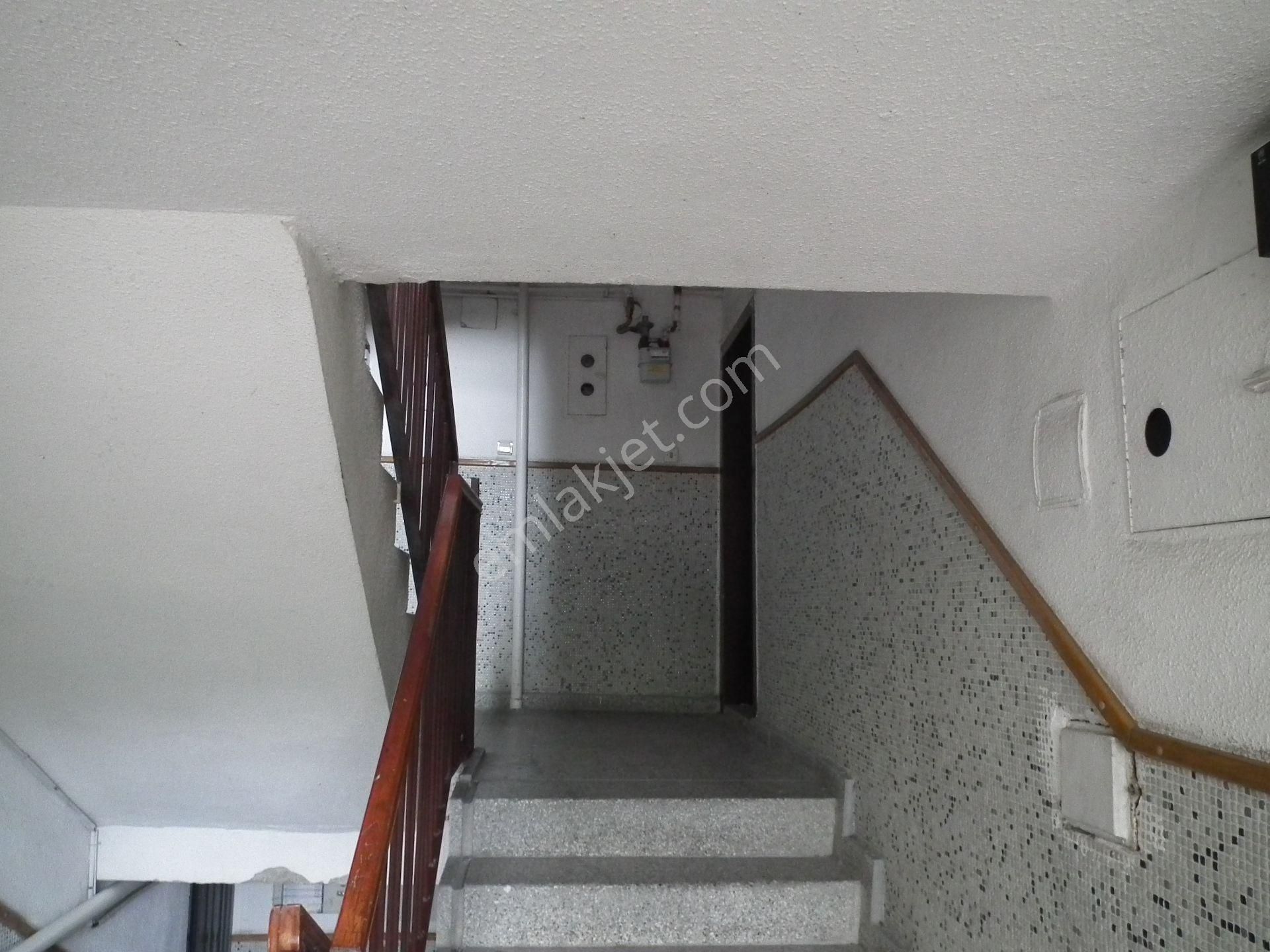 Kiralık 3+1 Daire- Metro Yanında- Güzel Lokasyonda - Görsel 5