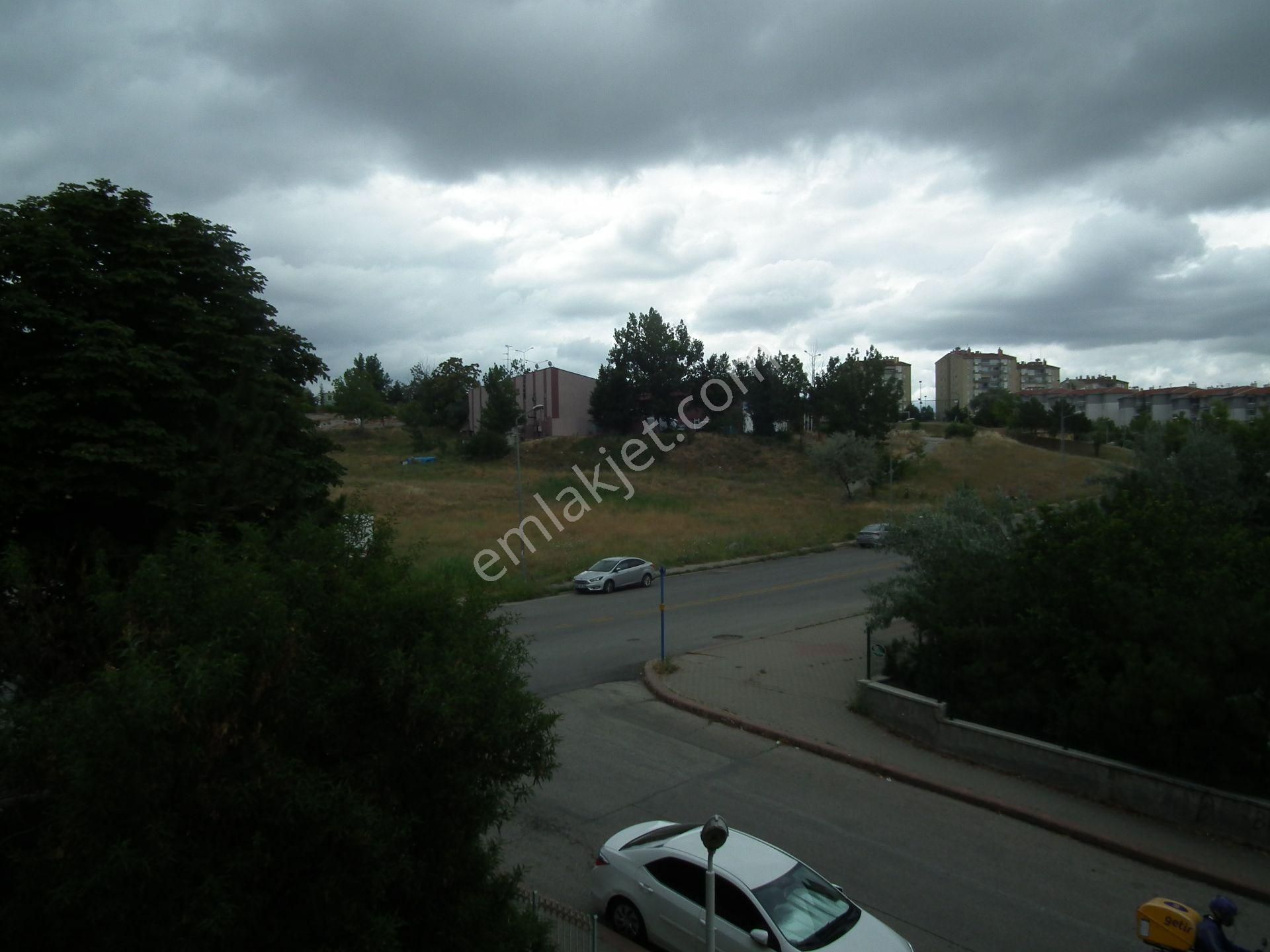 Kiralık 3+1 Daire- Metro Yanında- Güzel Lokasyonda - Görsel 14