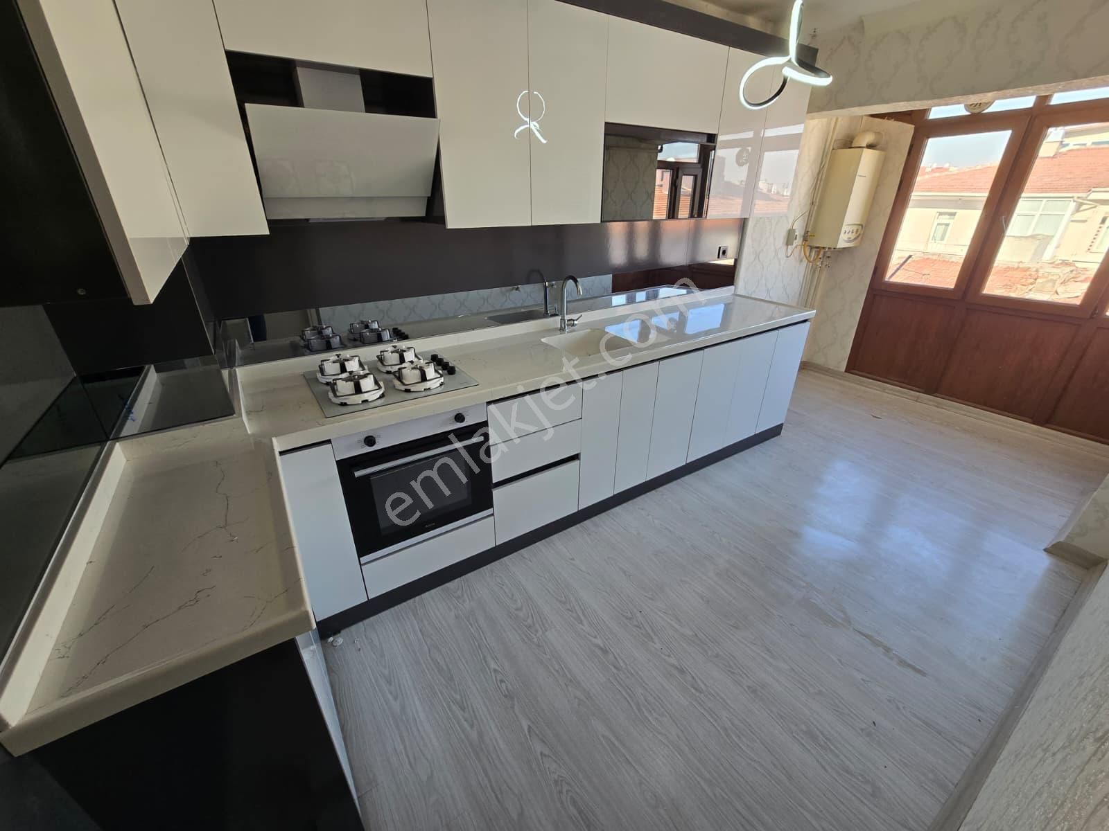 Sincan'da Vatan Cad. Üzeri 3+1 Full Yapılı Kilerli Mükemmel Konumda Satılık Daire