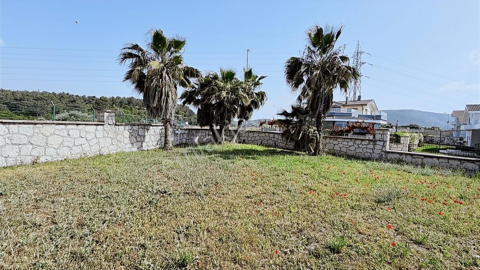 Urla Kent Sitesi'nde Deniz Manzaralı Köşe Konumda Kiralık Villa - Görsel 14