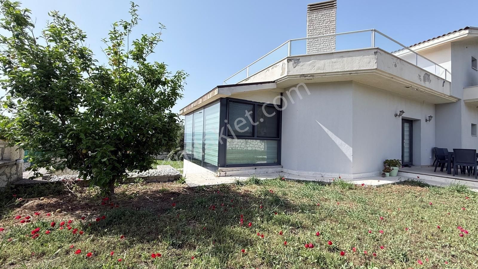 Urla Kent Sitesi'nde Deniz Manzaralı Köşe Konumda Kiralık Villa - Görsel 6