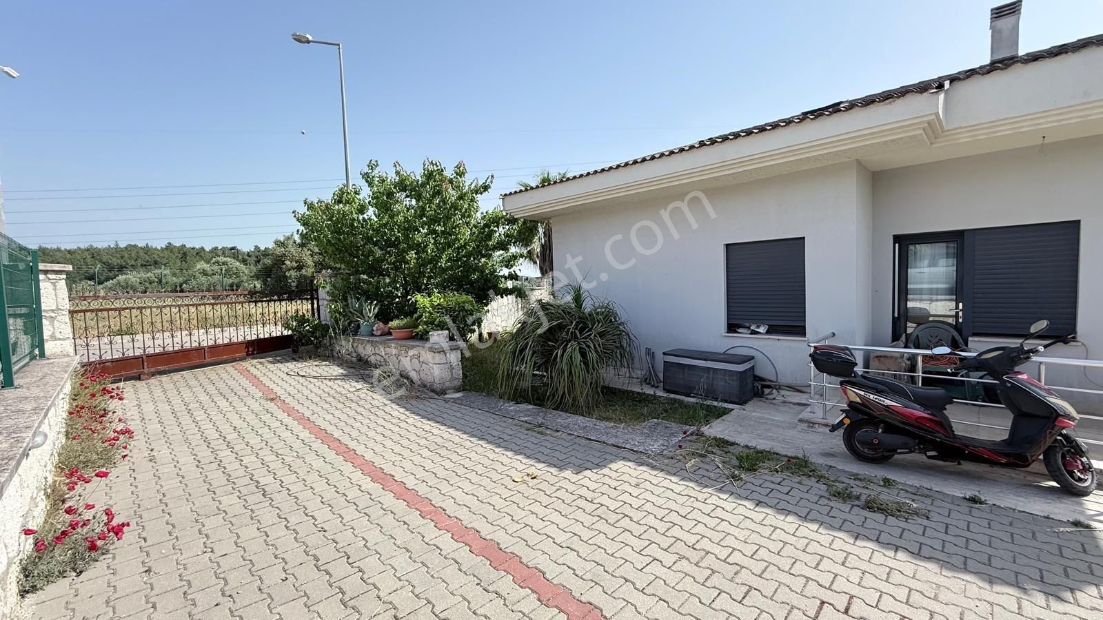Urla Kent Sitesi'nde Deniz Manzaralı Köşe Konumda Kiralık Villa - Görsel 4