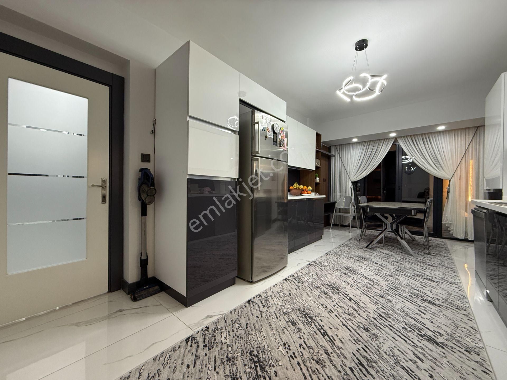 Kalecik Emlaktan Lüks Site'de, K.otopark Giy. Odalı 5.kat 4+1