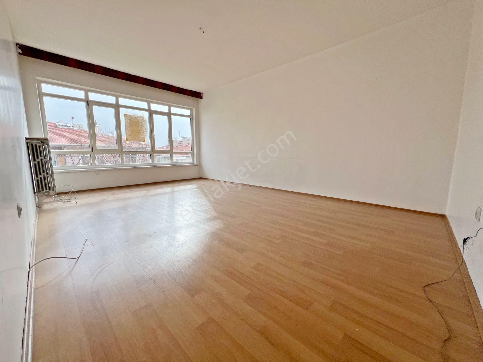 Aşağı Eğlence Mah. Feneryolu Sokak'ta 1.katta Orjinal Bağımsız Salon 3+1 Güney Doğu Cephe