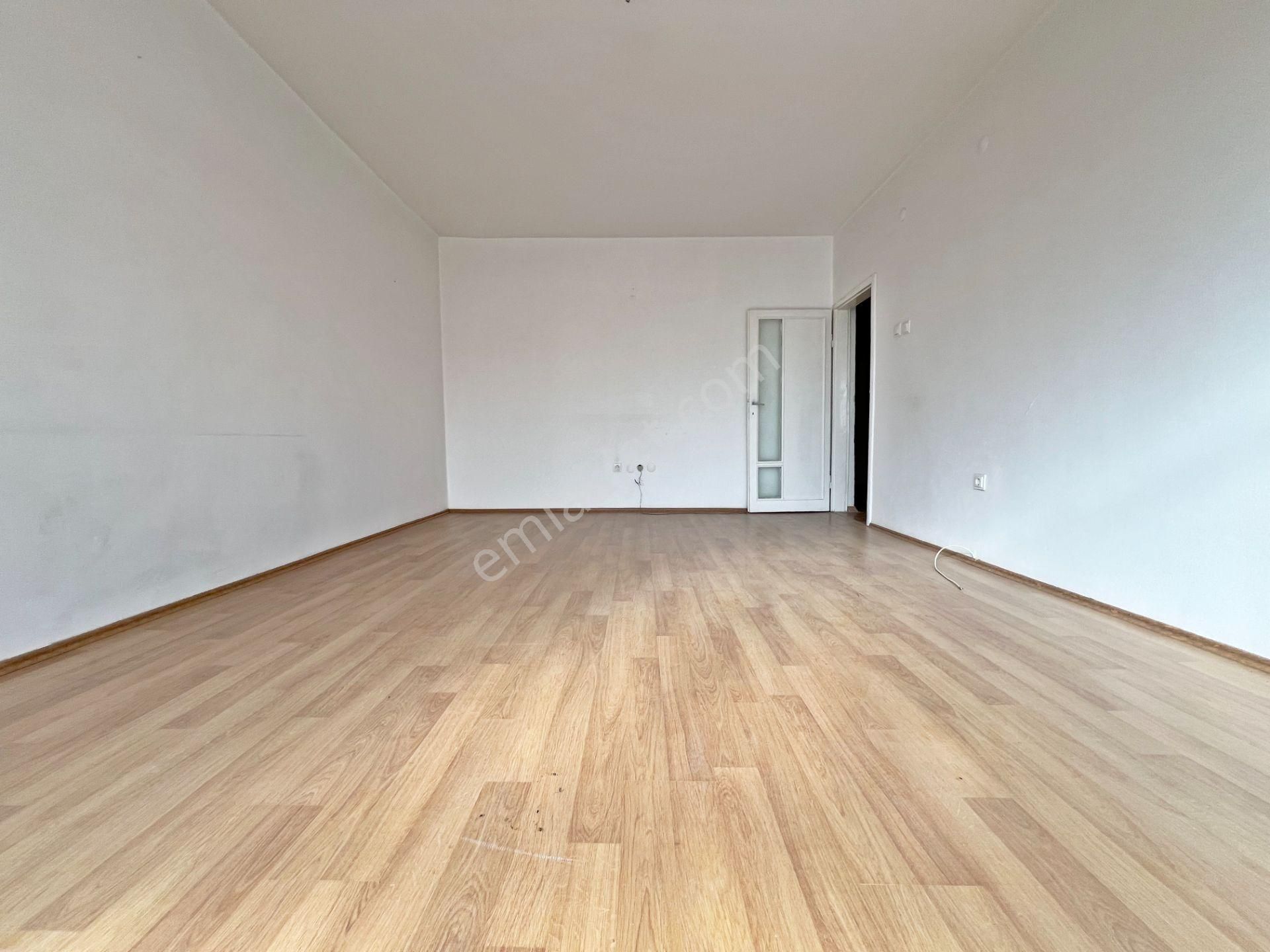 Aşağı Eğlence Mah. Feneryolu Sokak'ta 1.katta Orjinal Bağımsız Salon 3+1 Güney Doğu Cephe - Görsel 6
