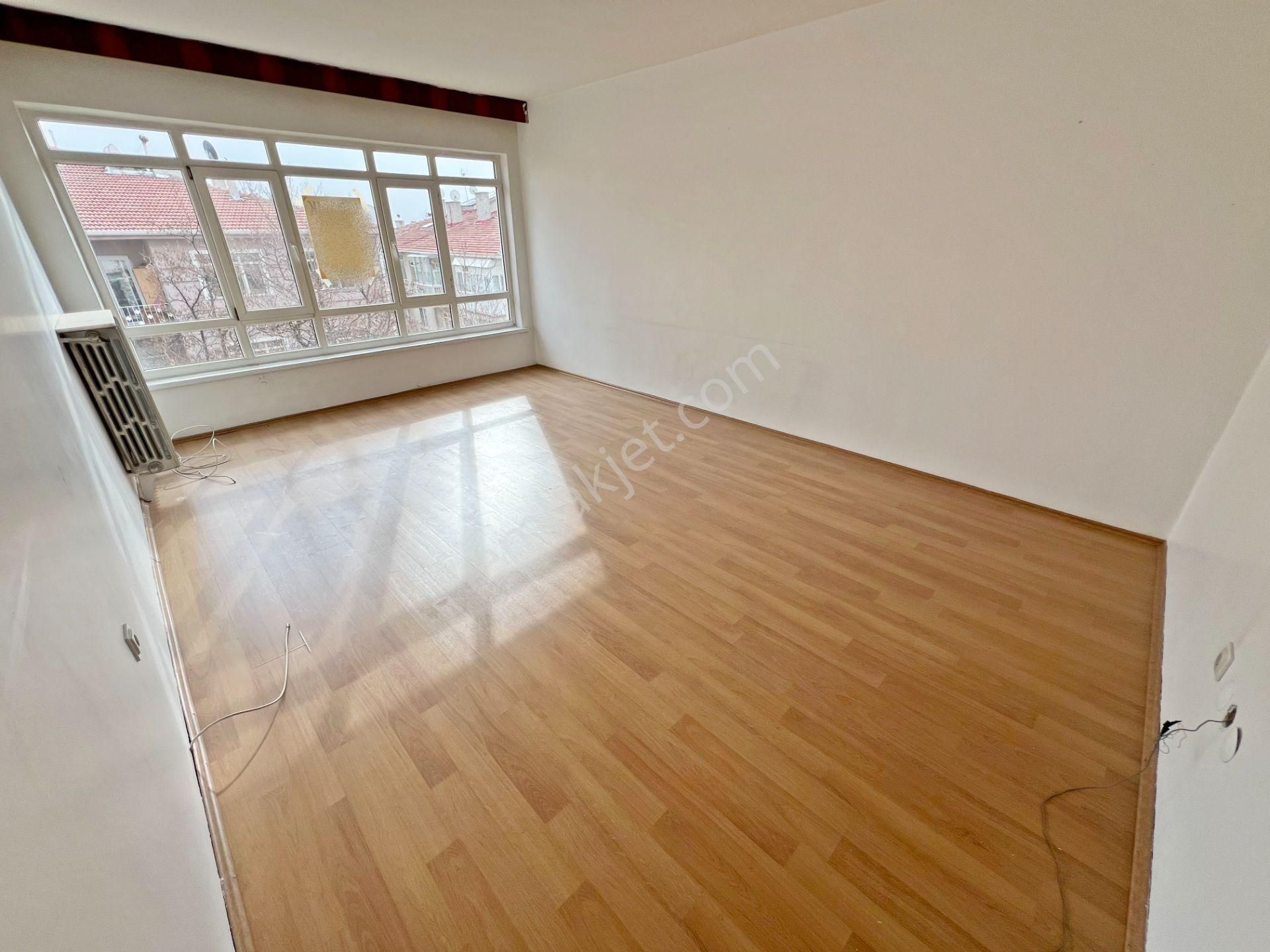 Aşağı Eğlence Mah. Feneryolu Sokak'ta 1.katta Orjinal Bağımsız Salon 3+1 Güney Doğu Cephe - Görsel 2