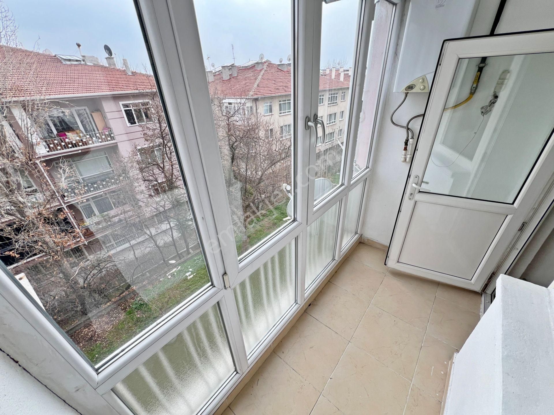 Aşağı Eğlence Mah. Feneryolu Sokak'ta 1.katta Orjinal Bağımsız Salon 3+1 Güney Doğu Cephe - Görsel 14