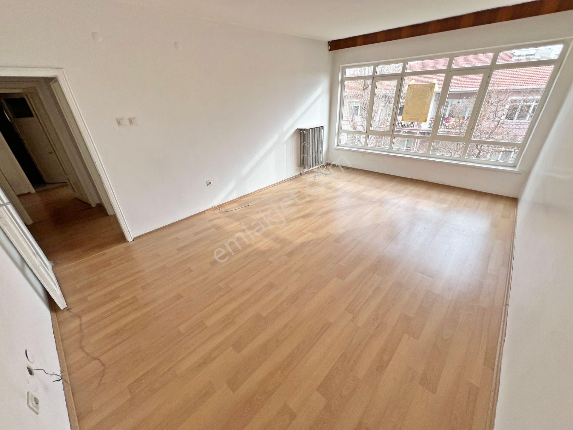 Aşağı Eğlence Mah. Feneryolu Sokak'ta 1.katta Orjinal Bağımsız Salon 3+1 Güney Doğu Cephe - Görsel 4