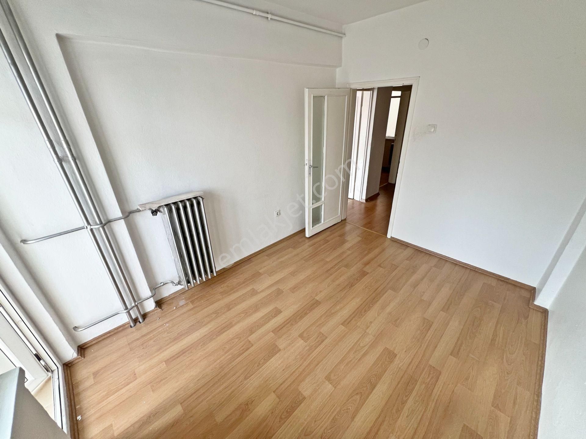 Aşağı Eğlence Mah. Feneryolu Sokak'ta 1.katta Orjinal Bağımsız Salon 3+1 Güney Doğu Cephe - Görsel 11