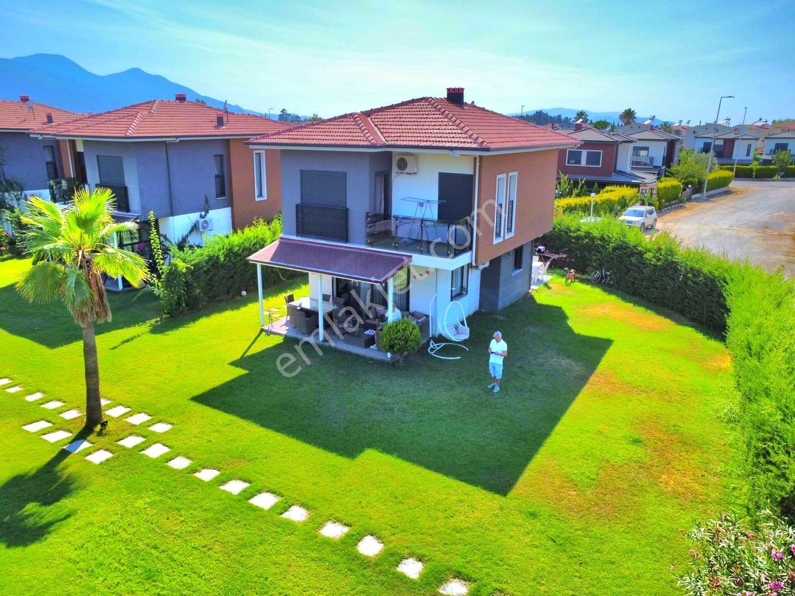 Kuşadası Davutlar Sahilinde 3+1 Tek Müstakil Havuzlu Sitede Köşe Villa