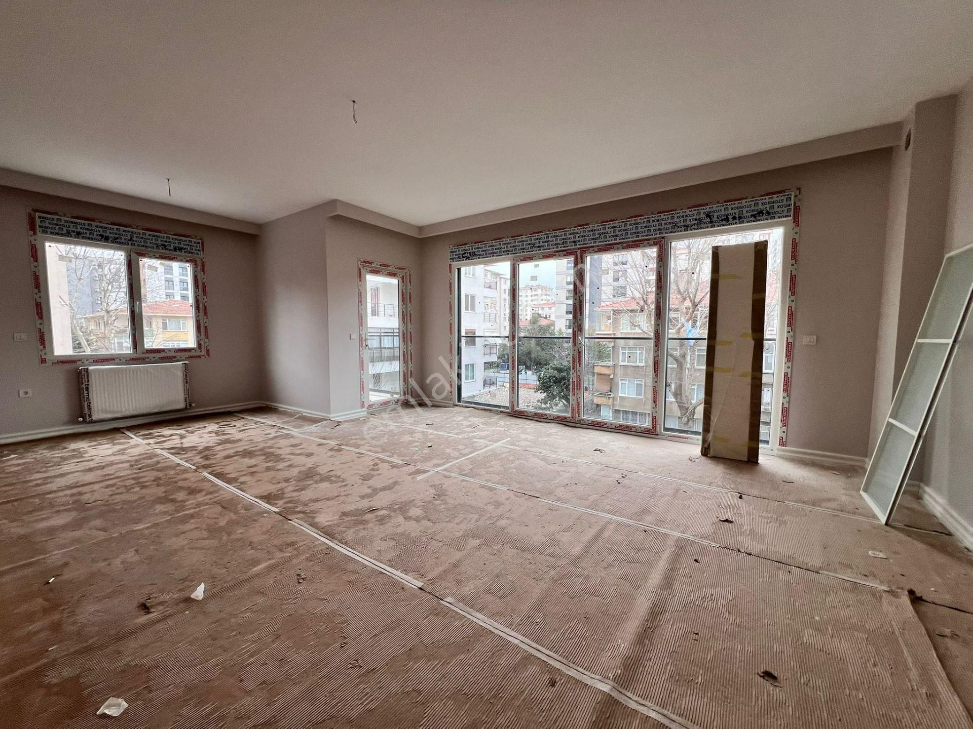 Erenköy'de Sıfır Yeni Binada Ebeveyn Banyolu Balkonlu Net 100m2 3+1