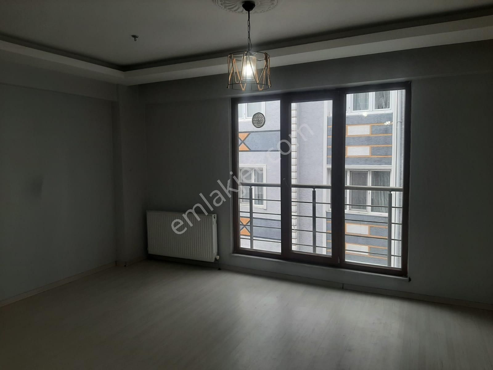 Fem Emlak'tan Emirsultan Zeyniler Cad.altında 90 M2 Kombili Ferah Daire