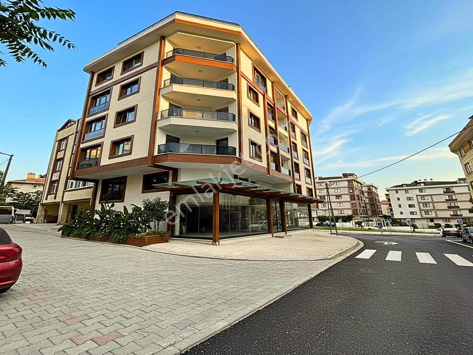 Güzel City'den Merkezi Konumda Köşe Başı+balkonlu+ön Cephe 2+1! - Görsel 2