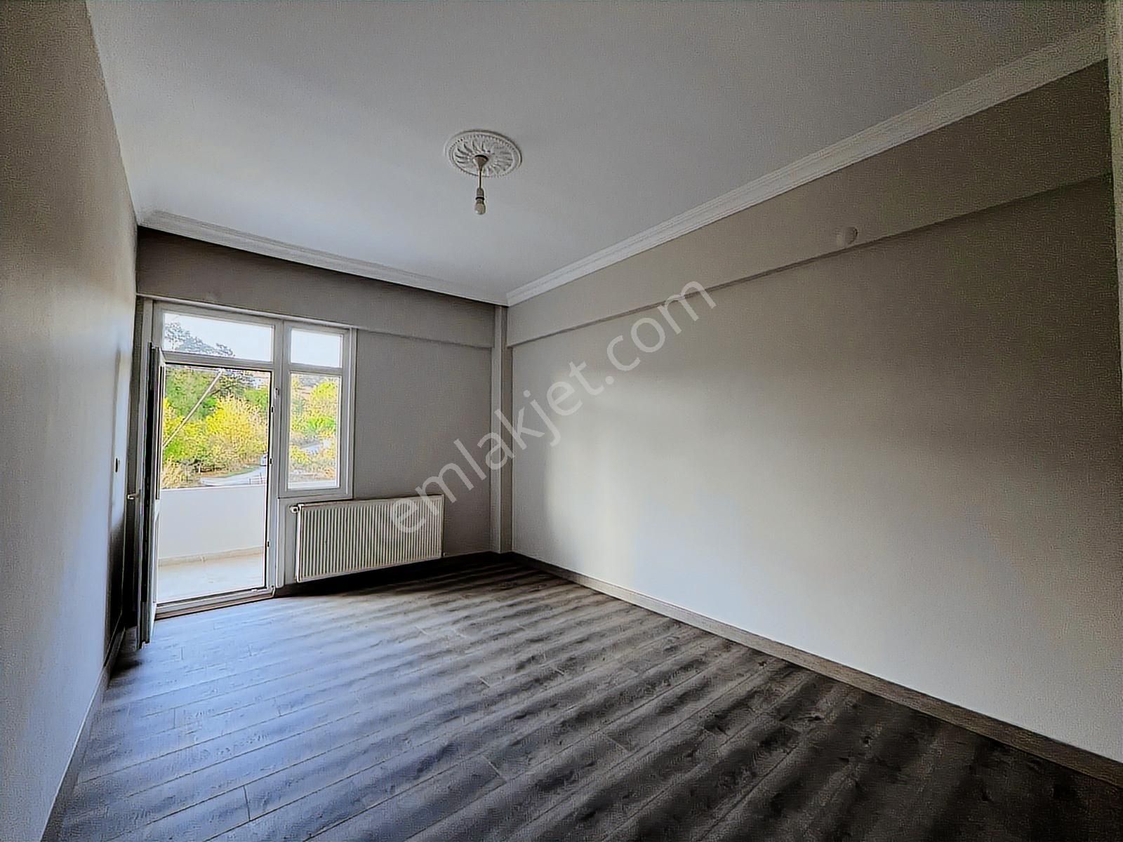 Çiftlik Mahallesi Edebali Caddesi Üzerinde Yenilenmiş Kiralık Ev - Görsel 2