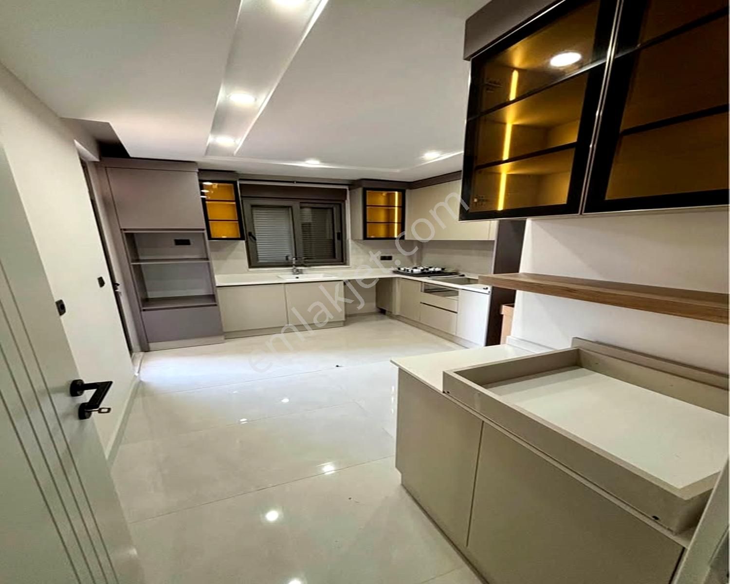 Batı Yapıdan Ebevyn Banyolu Lüks Donanımlı 1 .kat 2+1