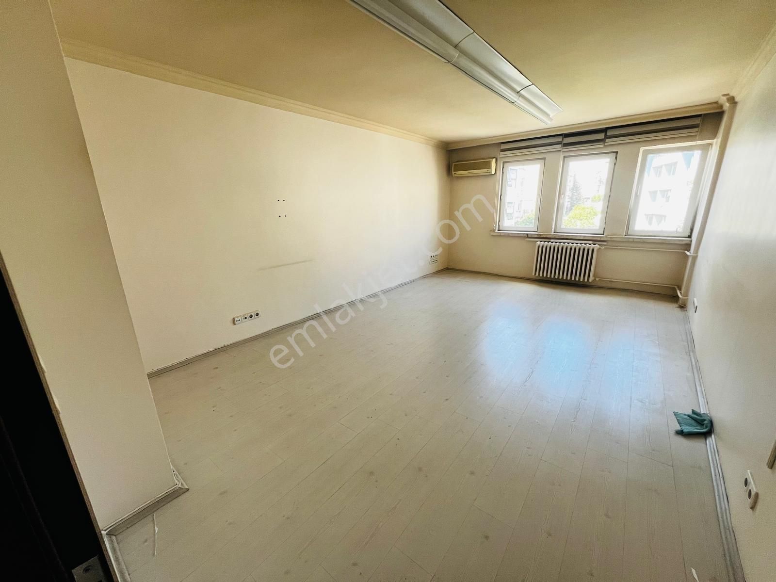 Kanaat'ten Kızılay'da Özveren Sokak 2+1 Ofis Kiralık Daire