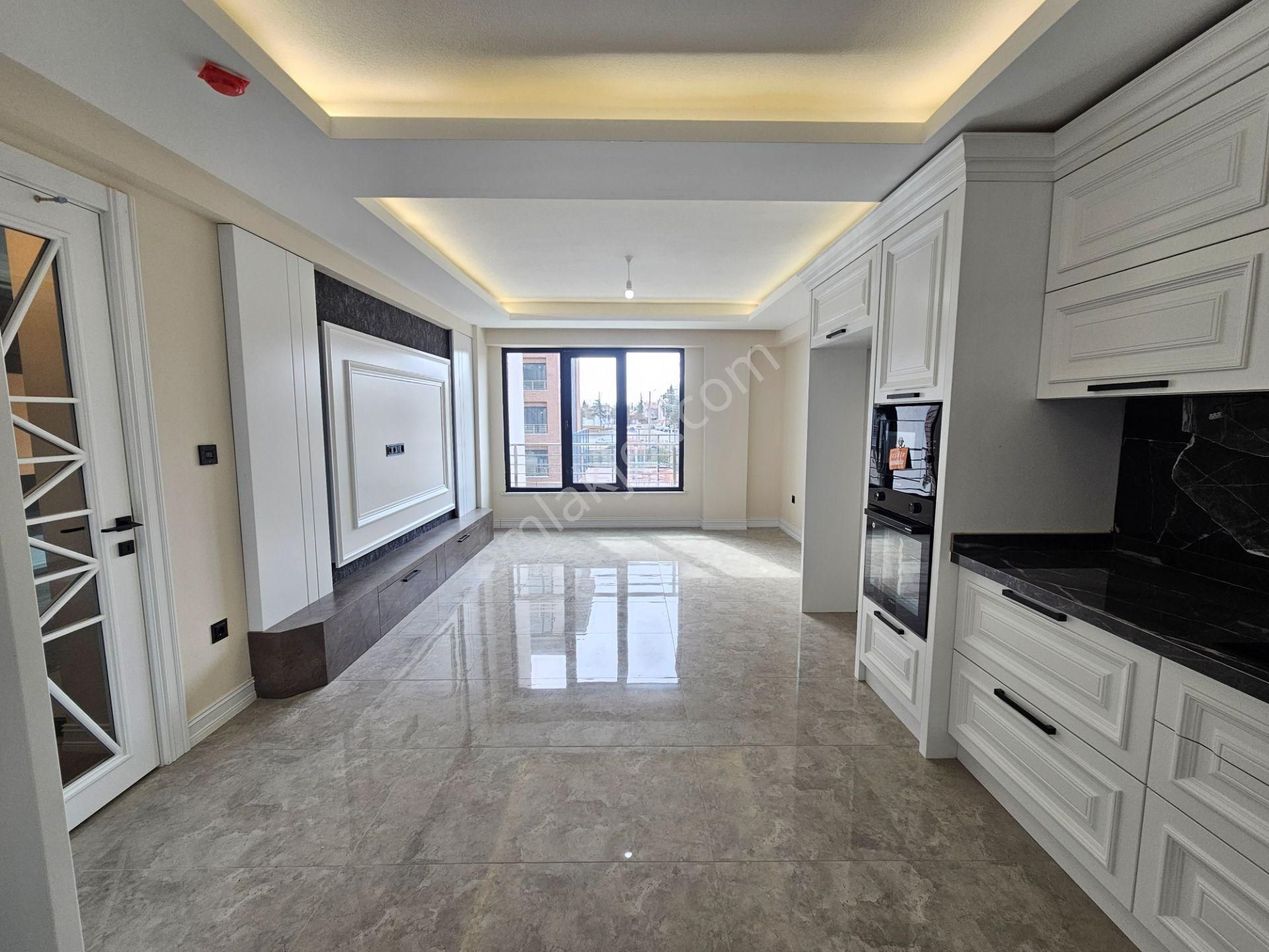 Meram Alavardı Mahallesinde Lüx 5+1 Site İçerisinde Kapalı Otoparklı Satılık Sıfır Daireler